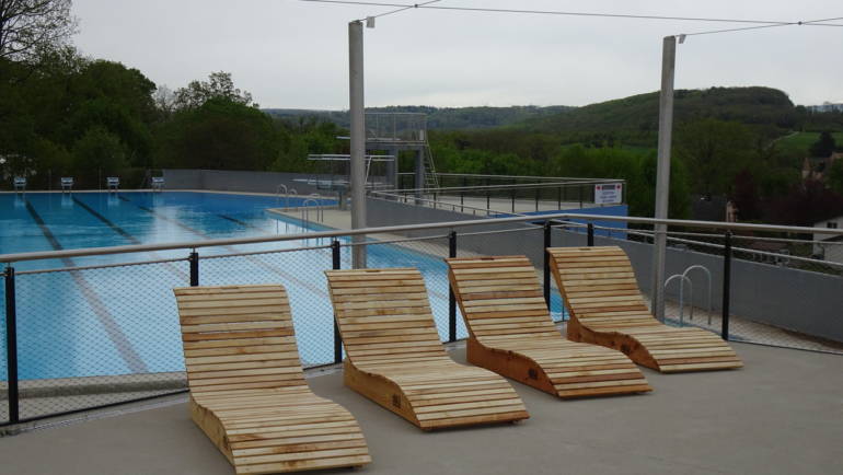 Construction de chaises longues pour la piscine de la Sarraz